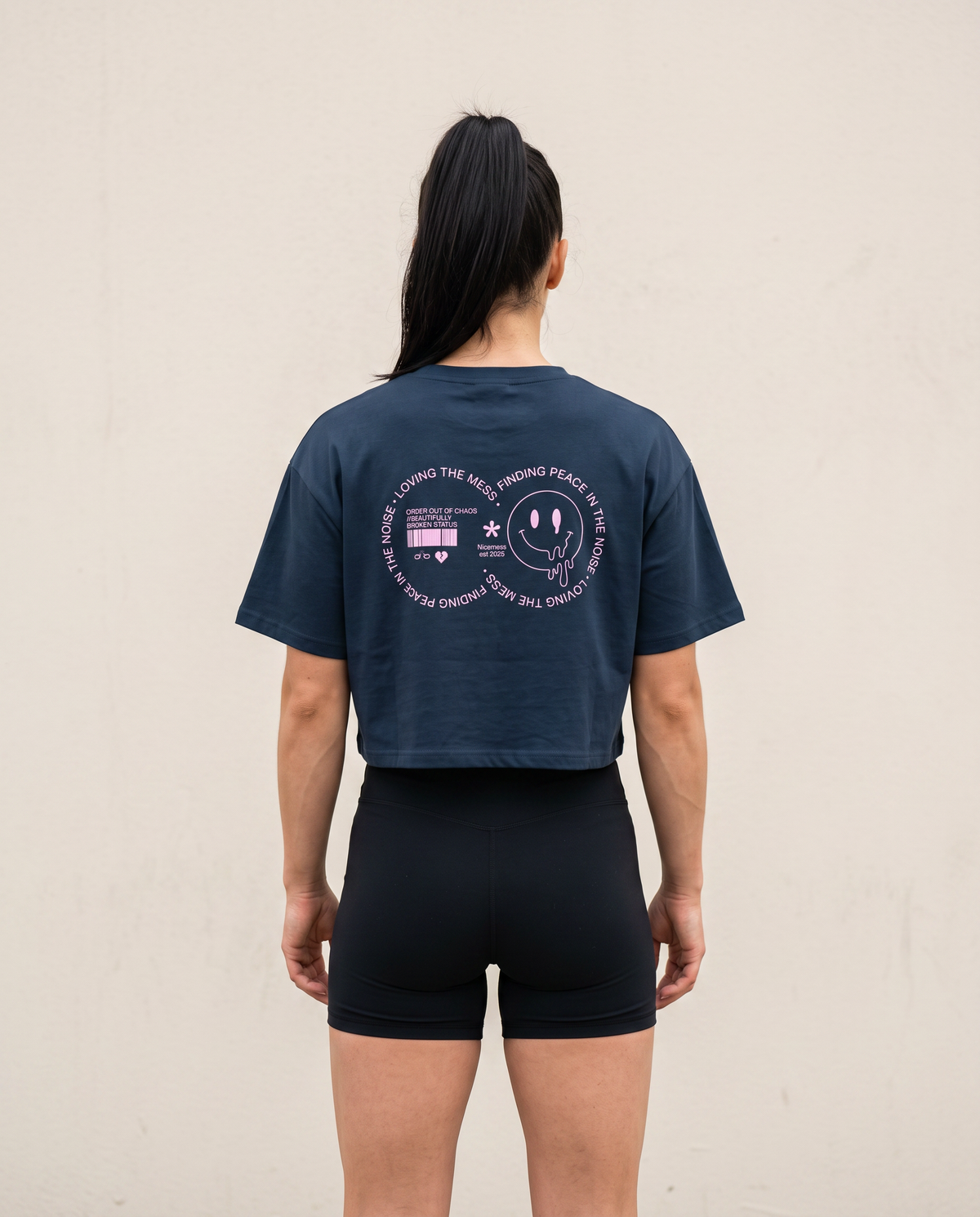 Crop Beautiful Chaos Dugout Navy de Nicemess, en mujer, vista de espalda