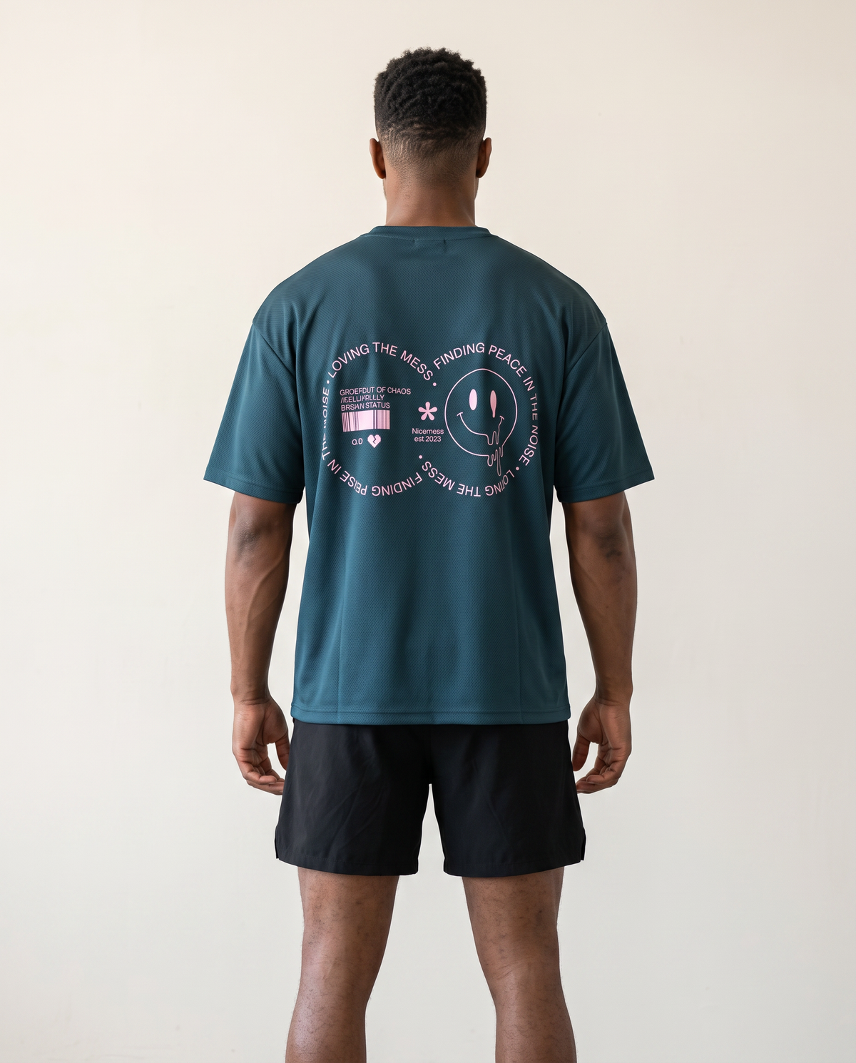 Oversize Raw Deep Petrol de Nicemess, en hombre, vista de espalda
