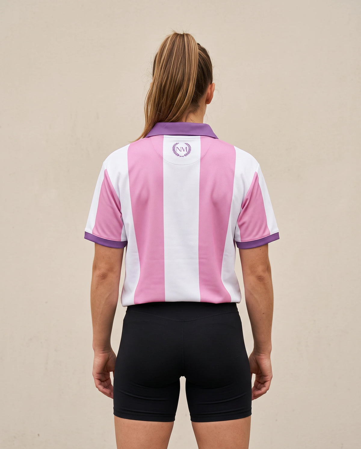 Classic Palermo Away Pink de Nicemess, en mujer, vista de espalda