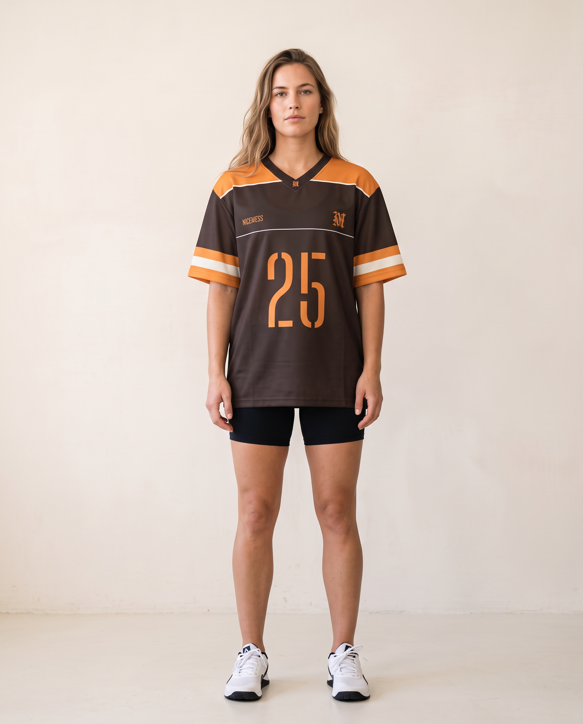 Blue Line 25 Touchdown Brown de Nicemess, en mujer, vista de frente
