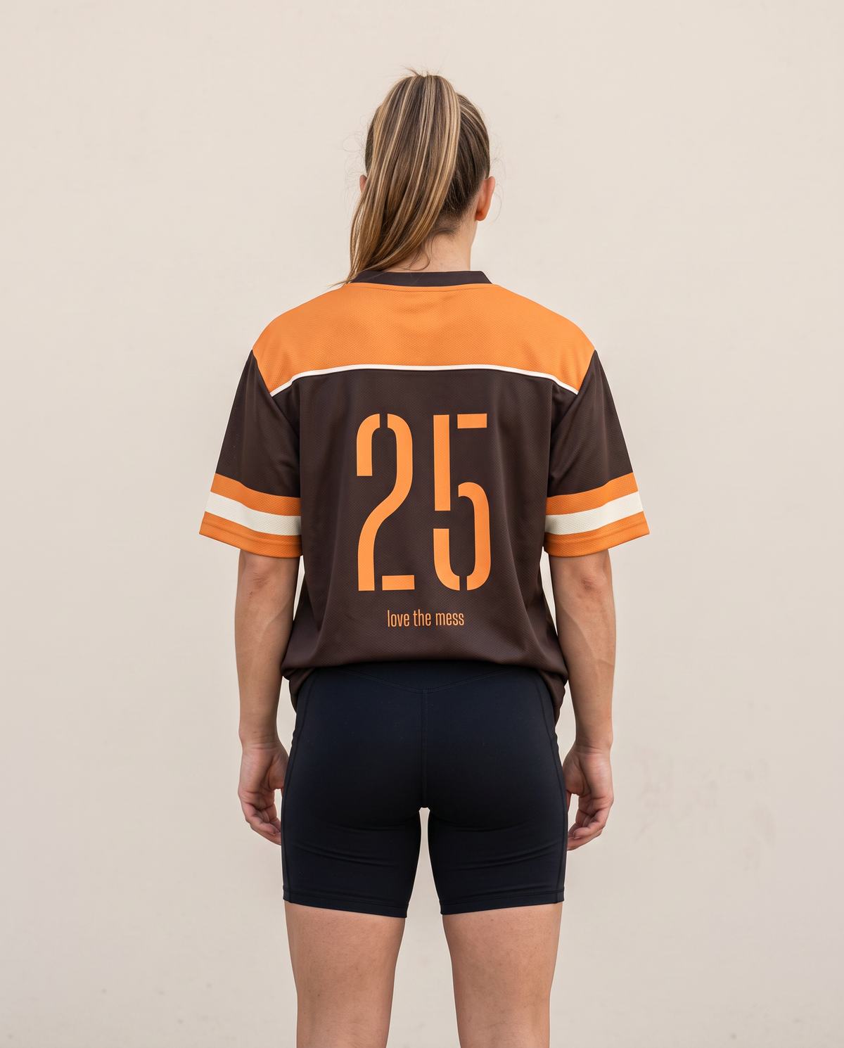 Blue Line 25 Touchdown Brown de Nicemess, en mujer, vista de espalda