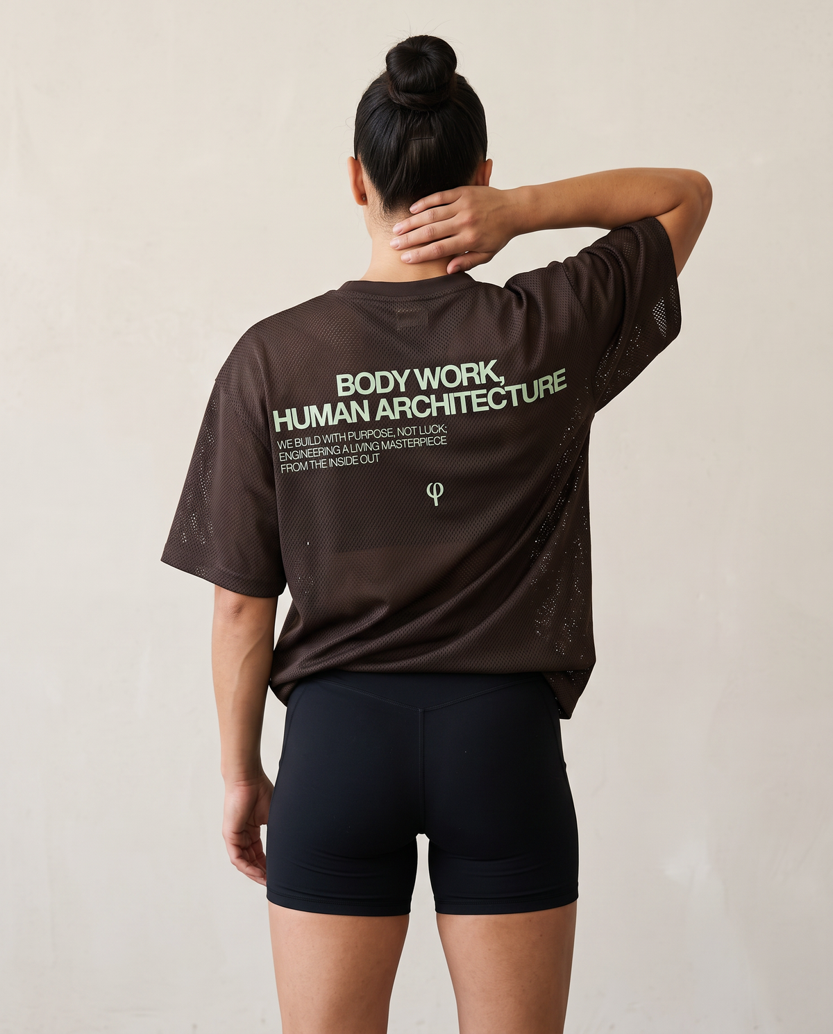 Body Work Espresso de Nicemess, en mujer, vista de espalda