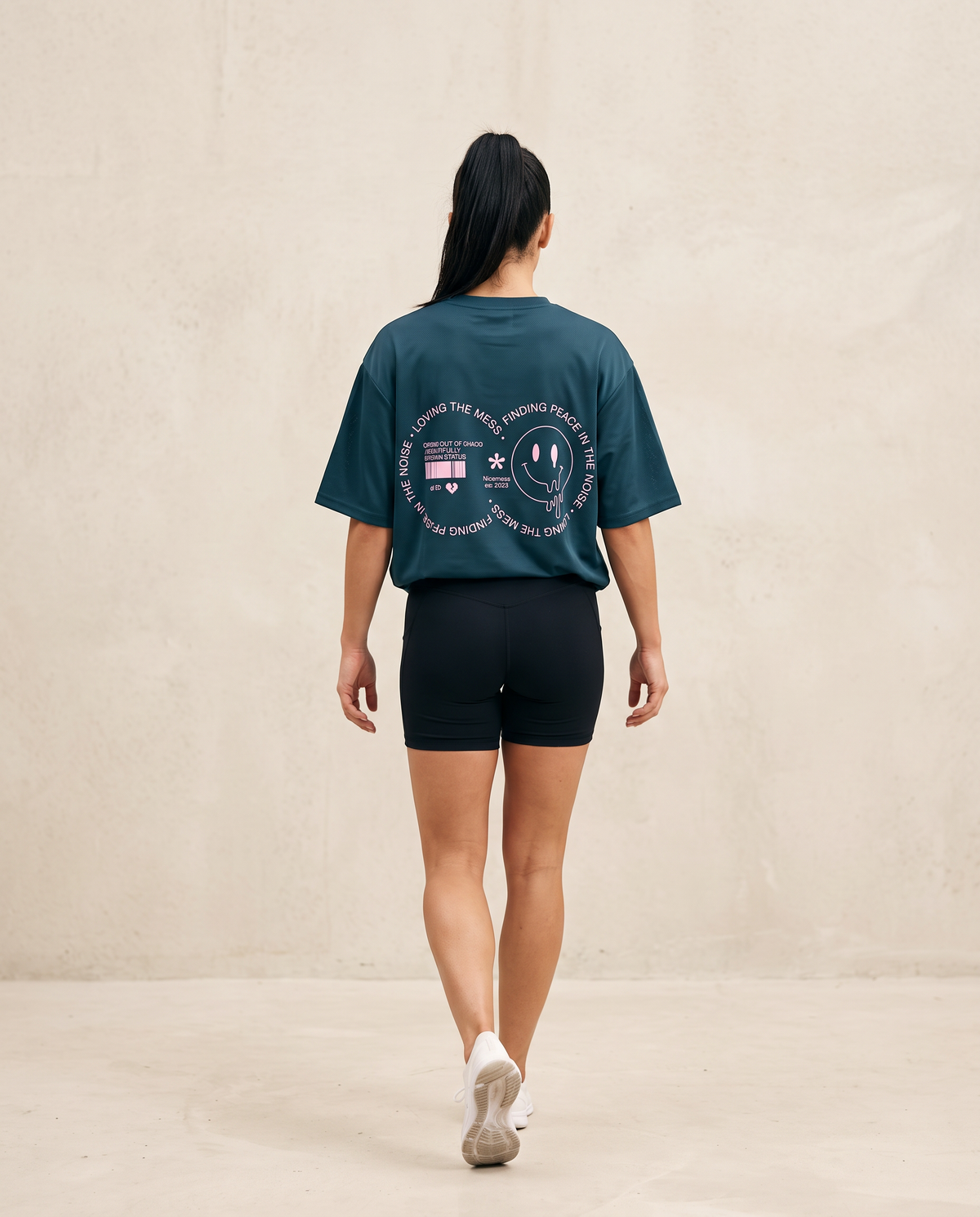 Oversize Raw Deep Petrol de Nicemess, en mujer, vista de espalda
