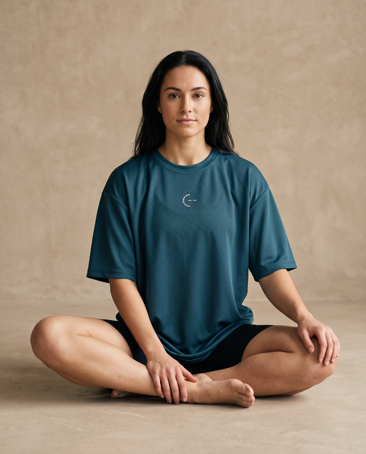 Oversize Raw Deep Petrol de Nicemess, en mujer, vista de frente
