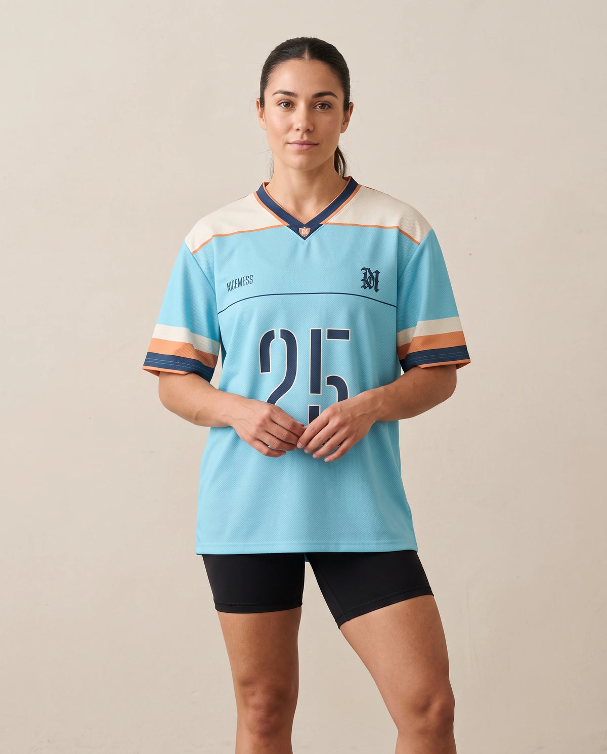 Blue Line 25 Turf Teal de Nicemess, en mujer, vista de frente