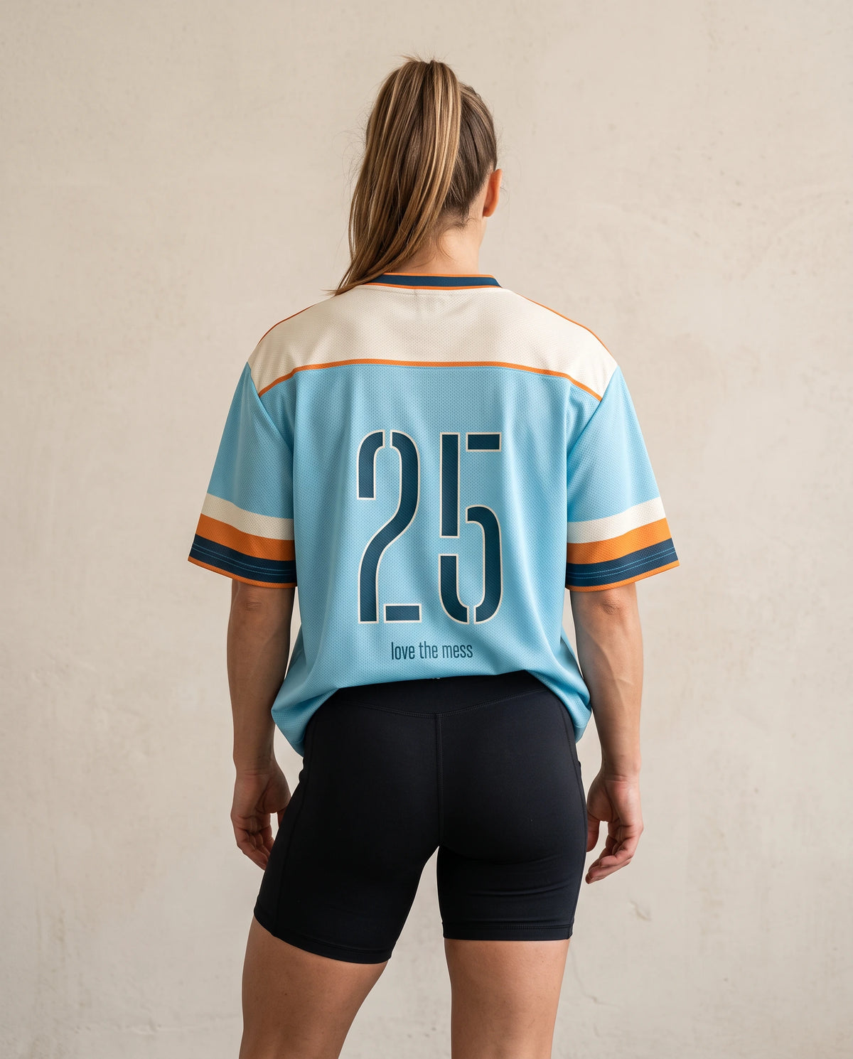 Blue Line 25 Turf Teal de Nicemess, en mujer, vista de espalda