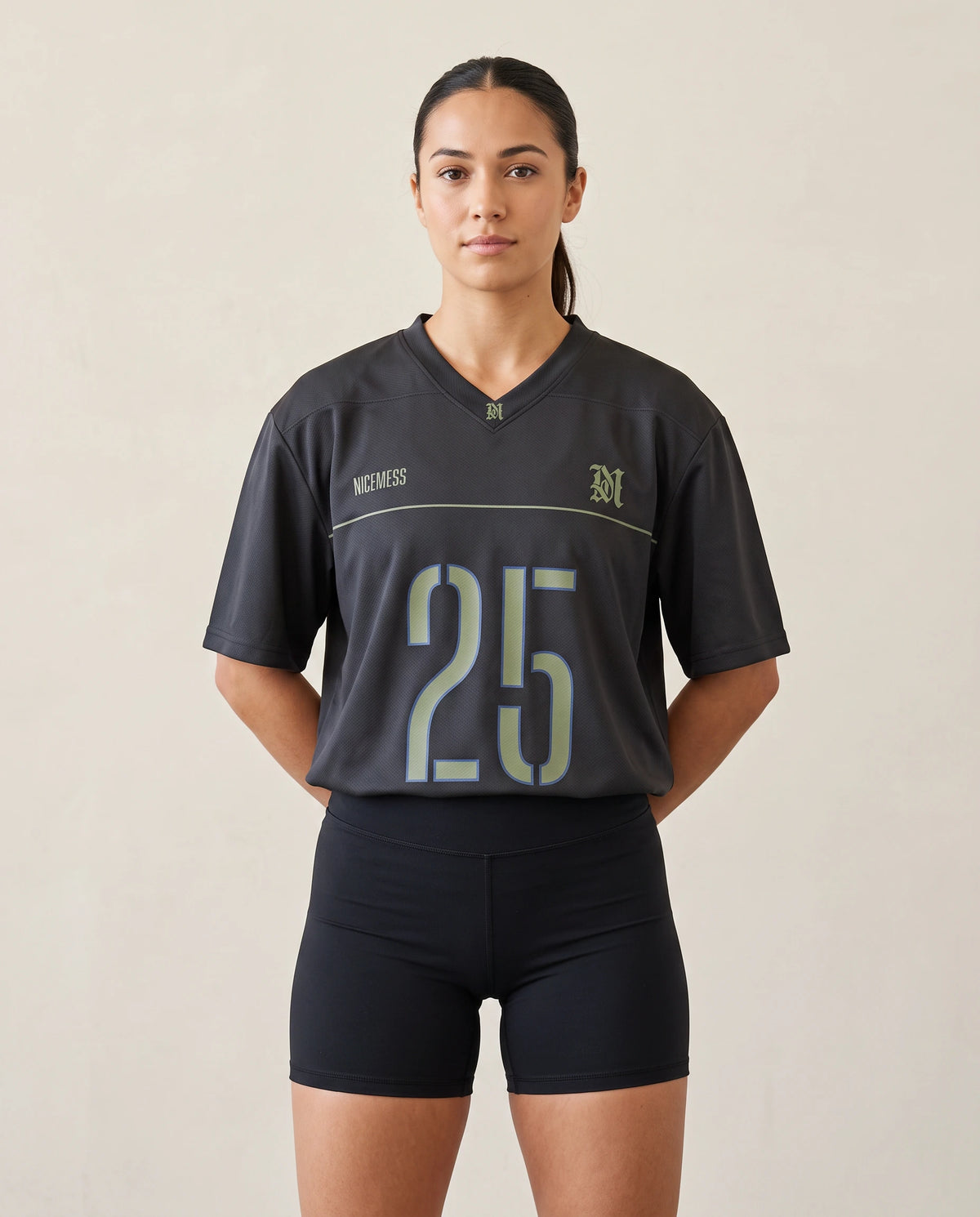 Blue Line 25 Blackout de Nicemess, en mujer, vista de frente
