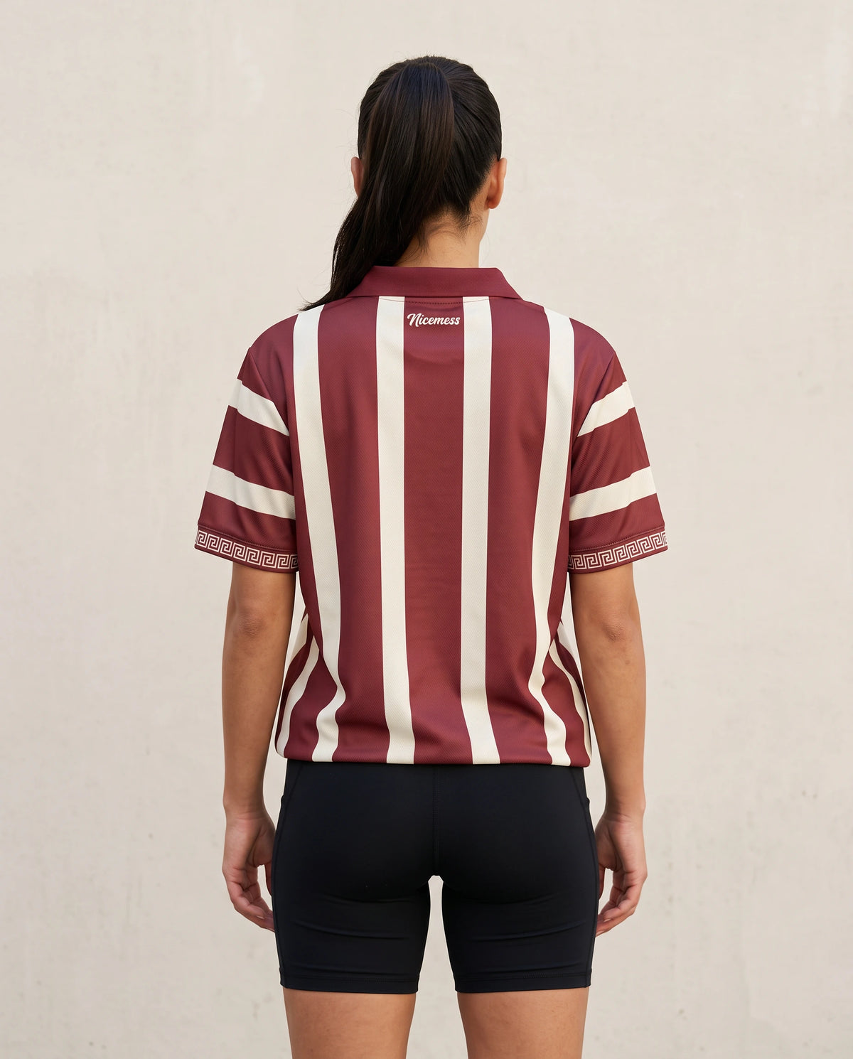 Classic Athletic Red Striped de Nicemess, en mujer, vista de espalda